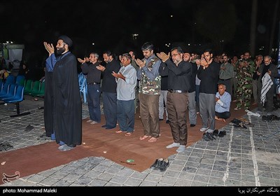 اقامه نماز مغرب در حاشیه نمایشگاه یاد یاران به مناسبت هفته دفاع مقدس در بوستان کوثر محله خراسان
