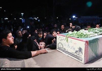 نمایشگاه یادیاران به مناسبت هفته دفاع مقدس در جوار پیکر مطهر یک شهید گمنام در بوستان کوثر محله خراسان