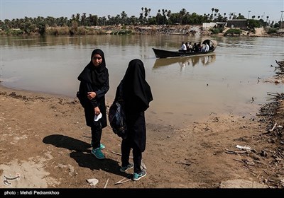 با شروع سال تحصیلی جدید ادامه این روند دانش‌آموزان و معلمان را مجبور می کند از قایق‌های محلی غیر استاندارد برای جابه‌جایی استفاده کنند.