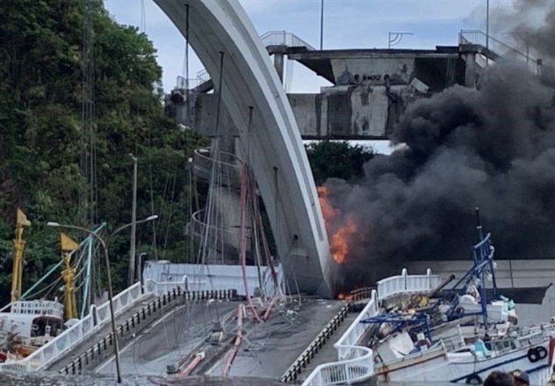 Six People Trapped as Oil Tanker Falls onto Boats in Taiwan’s Bridge Collapse (+Video)