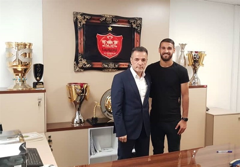 Persepolis Midfielder Ahmad Nourollahi Extends Contract