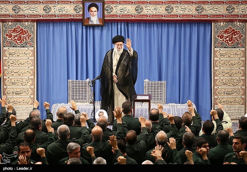 امام خامنه‌ای: کاهش تعهدات هسته ای را با جدیت ادامه خواهیم داد/ آمریکایی‌ها برای دیدار با رئیس‌جمهور ایران به التماس افتادند