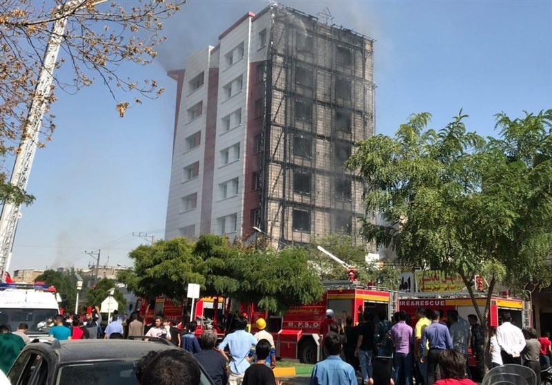 آتش‌سوزی نمای ساختمان در حال احداث در بلوار دانشجوی مشهد مهار شد