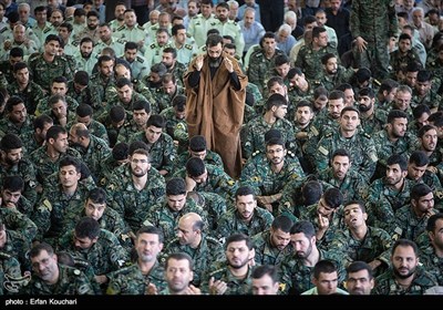 حضور پرسنل نیرو انتظامی به مناسبت هفته نیرو انتظامی در نماز جمعه تهران