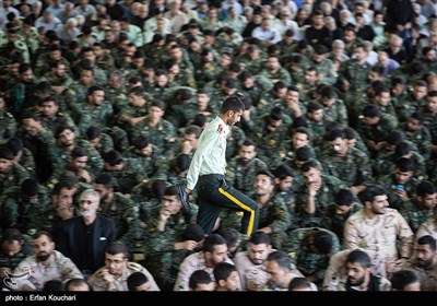 حضور پرسنل نیرو انتظامی به مناسبت هفته نیرو انتظامی در نماز جمعه تهران