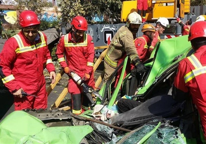 تهران| 2 کشته و 4 زخمی بر اثر سقوط جرثقیل روی تاکسی و عابران پیاده + فیلم و تصاویر