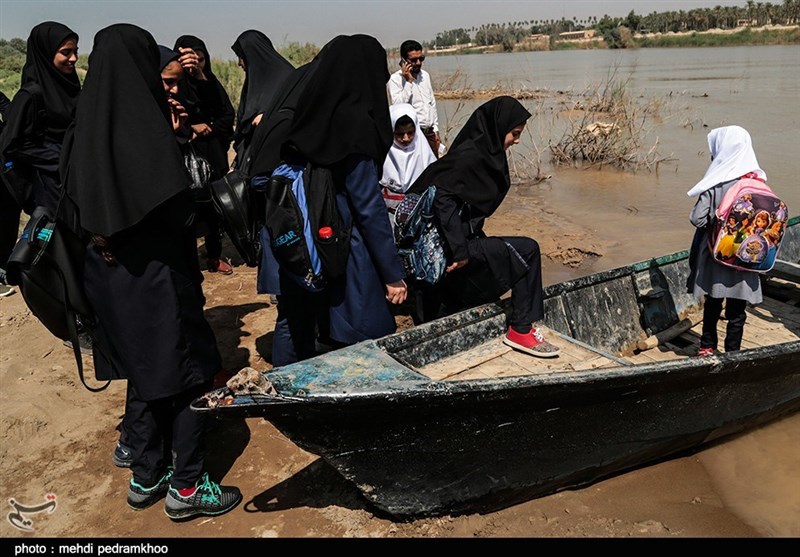 تردد خطرناک اهالی روستاهای عنافچه استان خوزستان با قایق به روایت تصویر