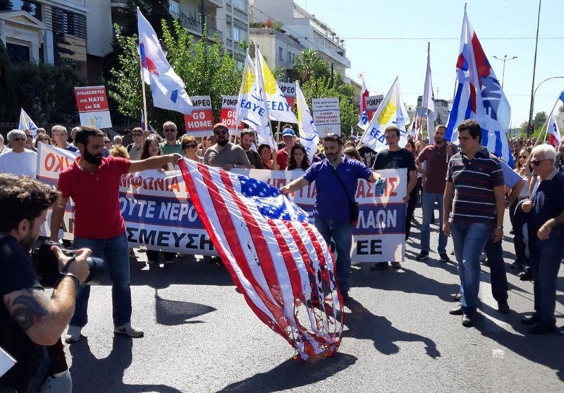 Protesters Set Fire to US Flag amid Pompeo Visit to Greece (+Video)