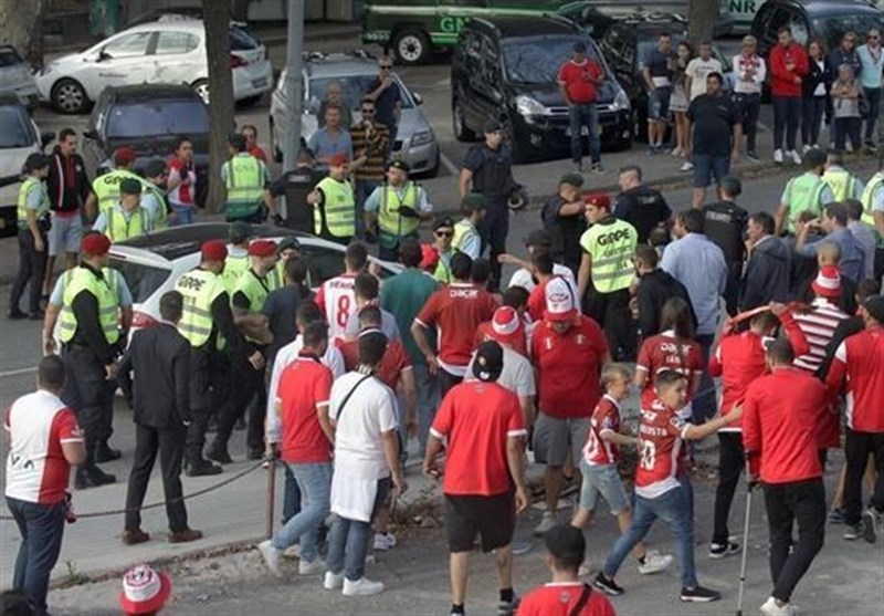 حمله هواداران خشمگین پرتغالی به بازیکنان تیم آوِس + عکس