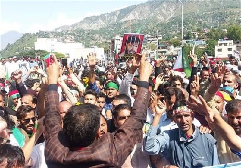 هزاران پاکستانی برای حمایت از مردم کشمیر راهی مرز هند شدند