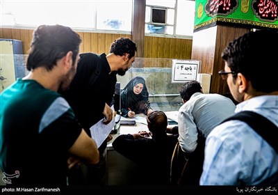 صف مردم برای دریافت گذرنامه در آستانه سفر اربعین حسینی مقابل اداره گذرنامه 
