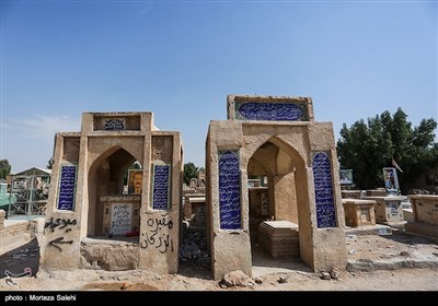  در قبرستان وادی‌السلام بسیاری از نامداران و شخصیت‌های دینی دفن شده اند. 