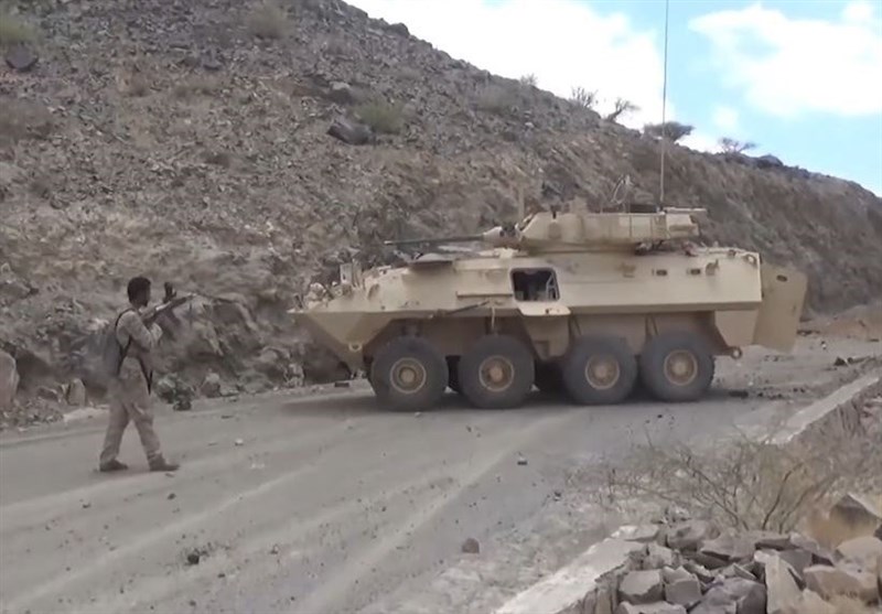 Yemeni Fighter with a Rifle Captures Saudi Armored Vehicle (+Video)