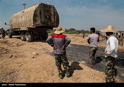 در آبان ماه پارسال نیز این پل شناور به دلیل بالا آمدن سطح آب رودخانه کارون از هم جدا شد و مردم به مدت ۲ ماه برای تردد از قایق استفاده می کردند