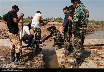 در آبان ماه پارسال نیز این پل شناور به دلیل بالا آمدن سطح آب رودخانه کارون از هم جدا شد و مردم به مدت ۲ ماه برای تردد از قایق استفاده می کردند