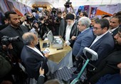 روایتی از بازدید حضرت آیتالله خامنهای از نمایشگاه شرکتهای دانشبنیان و فناوریهای برتر
