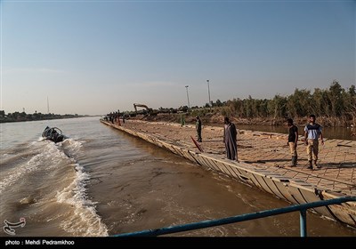 پل ارتباطی دهستان عنافچه به شهر ملاثانی فروردین ماه امسال به دلیل جاری شدن سیل دچار آسیب و قطعات این پل شناور از یکدیگر جدا شد و چندین بار این پل مورد ترمیم قرار گرفت اما در نهایت با غرق شدن قطعاتی از این پل راه ارتباطی مردم دهستان عنافچه به شهر ملاثانی این شهرستان قطع شد و مردم این منطقه 7ماه است که برای تردد از قایق استفاده می کنند رودخانه کارون از کنار دهستان عنافچه عبور می کند و این دهستان را از مرکز شهرستان باوی (شهر ملاثانی) جدا می کند