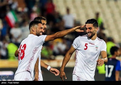 شادی مهرداد و میلاد محمدی پس از بازیکنان تیم ملی فوتبال ایران پس از به ثمر رساندن گل