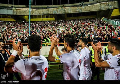 شادی بازیکنان و هواداران تیم ملی فوتبال ایران پس از پیروزی پُر گل مقابل کامبوج