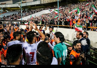 شادی بازیکنان و هواداران تیم ملی فوتبال ایران پس از پیروزی پُر گل مقابل کامبوج