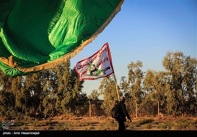 Pilgrims Stream towards Karbala on Foot from Najaf 