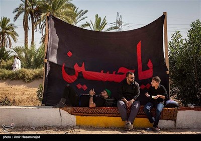 Pilgrims Stream towards Karbala on Foot from Najaf 