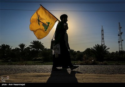 Pilgrims Stream towards Karbala on Foot from Najaf 