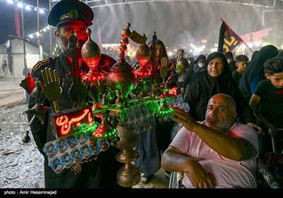 Pilgrims Stream towards Karbala on Foot from Najaf 