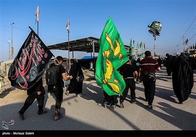 پياده روی زائران اربعين در مسير نجف به كربلا