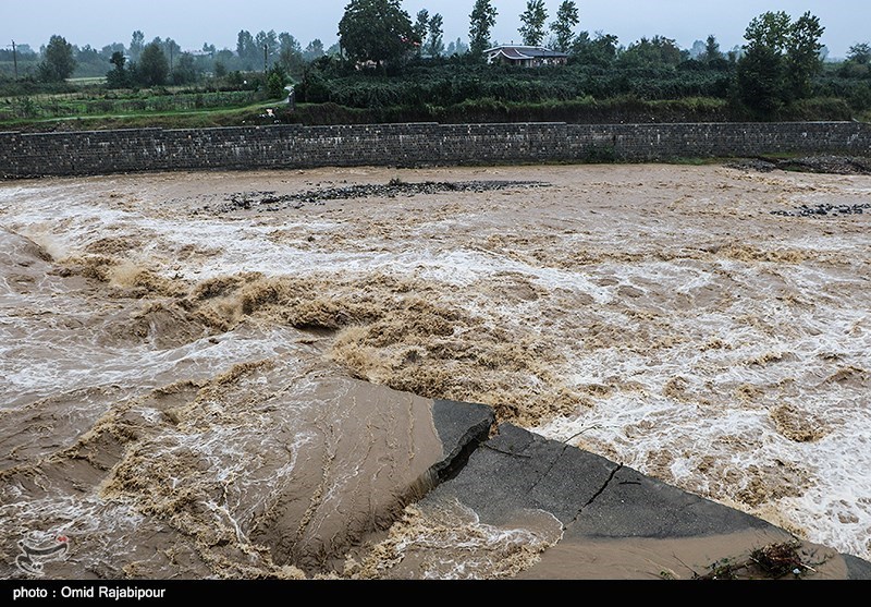خسارت سیلاب در جنوب استان کرمان؛ تخریب پل خروجی شهر کهنوج/ راه ورودی 2 روستا مسدود شد