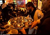 جاماندگان کربلا برای پذیرایی از زائران پاکستانی کمر همت بستهاند + تصاویر