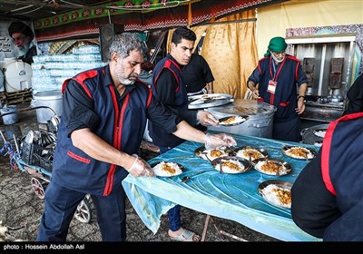خدمت رسانی به زائران اربعین حسینی در مرز شلمچه
