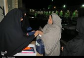 اخبار اربعین 98| پذیرایی 24 ساعته خادمان آستان قدس از زائران اربعین ‌در مرز شلمچه