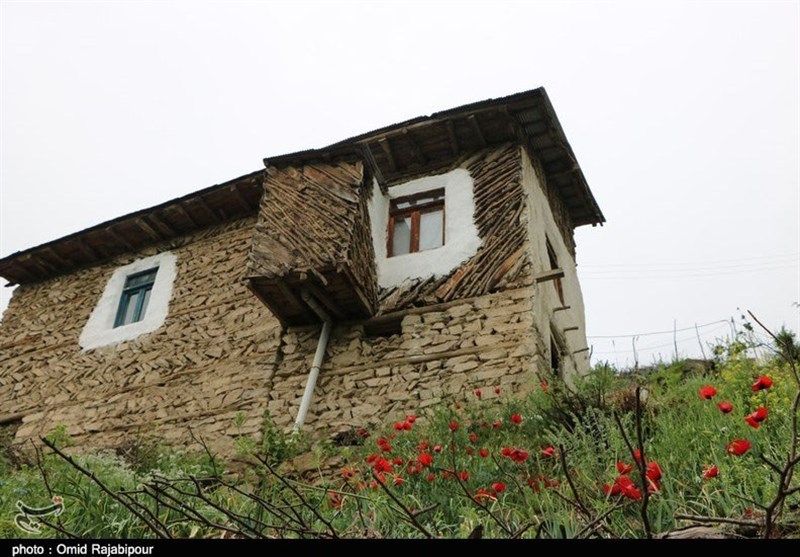 ‌روستایی بر روی تخته سنگ در اشکورات گیلان + تصاویر