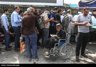 پذیرایی موکب داران از زائران اربعین حسینی
