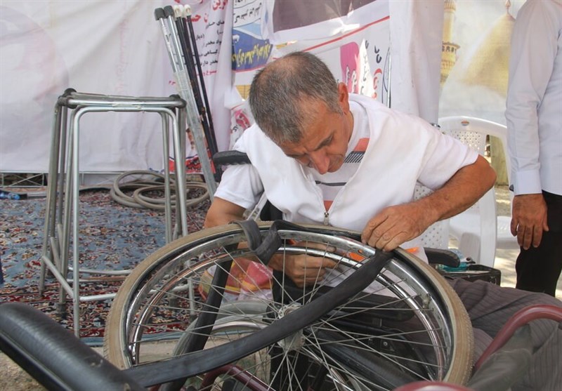 فرد معلولی که به زائران حسینی خدمت می‌کند+ تصاویر