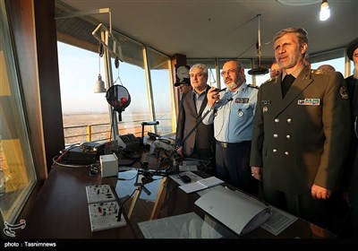 اولین هواپیمای جت آموزشی-رزمی ساخت ایران رسما با حضور فرماندهان عالیرتبه نظامی رونمایی شد. 