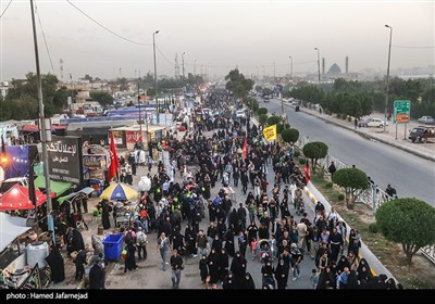 پیاده روی زائران اربعین حسینی در مسیر نجف به کربلا