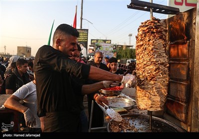  پذیرایی موکب داران از زائران پیاده روی اربعین حسینی 