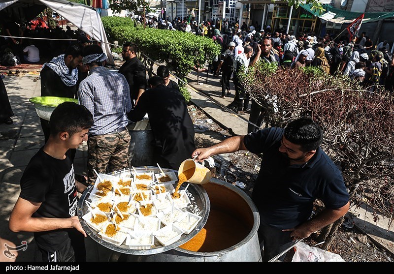 اخبار اربعین 98| روزانه 356 هزار پرس غذا توسط موکب بوشهری‌ها بین زائران اربعین توزیع می‌شود