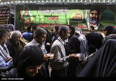  پذیرایی موکب داران از زائران پیاده روی اربعین حسینی 