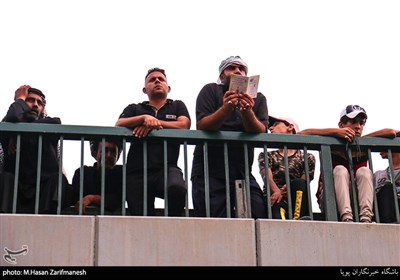 زائران اربعین حسینی در پل زائر محلی که نگاه زائران به گنبد امام حسین(ع) روشن می گردد