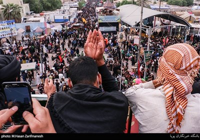 زائران اربعین حسینی در پل زائر محلی که نگاه زائران به گنبد امام حسین(ع) روشن می گردد