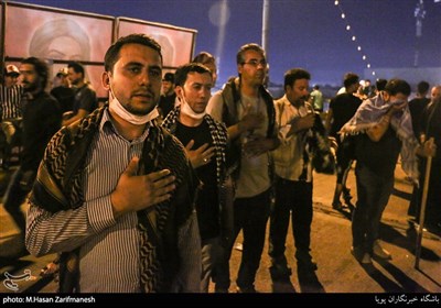 زائران اربعین حسینی در پل زائر محلی که نگاه زائران به گنبد امام حسین(ع) روشن می گردد