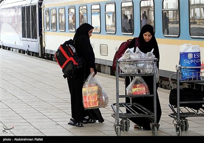 بازگشت زائران اربعین حسینی(ع) از ایستگاه راه آهن همدان