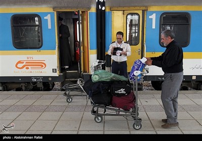 بازگشت زائران اربعین حسینی(ع) از ایستگاه راه آهن همدان