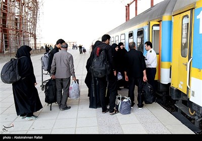 بازگشت زائران اربعین حسینی(ع) از ایستگاه راه آهن همدان