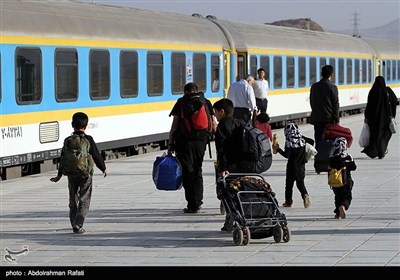 بازگشت زائران اربعین حسینی(ع) از ایستگاه راه آهن همدان