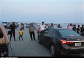 قشم| زنجیره انسانی در اعتراض به طرح خصوصیسازی ساحل جزایر ناز