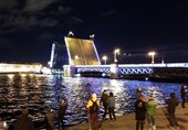 یکی از پل‌های متحرک شهر سن پترزبورگ که به همراه دیگر پل‌ها بامداد هر روز برای تردد کشتی‌ها گشوده می شود